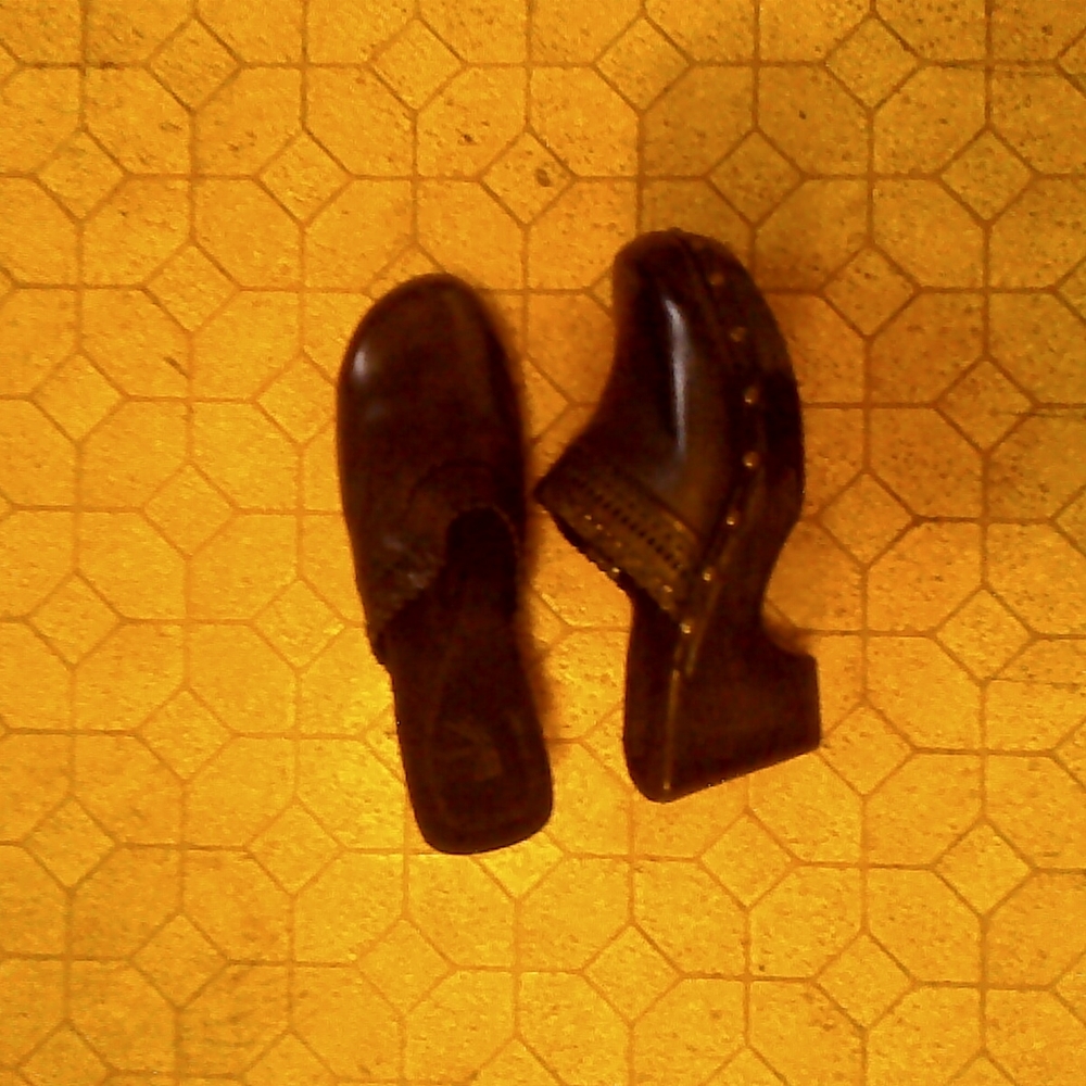 White Mountain burnishished leather stud detail comfort clogs. Black. 10 medium.